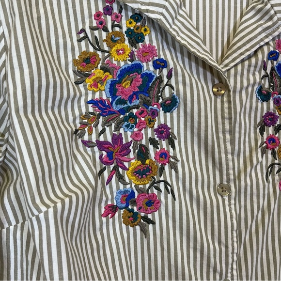 Linea, Striped with Floral Embroidery Details. Size Large. Excellent condition! - Picture 2 of 6